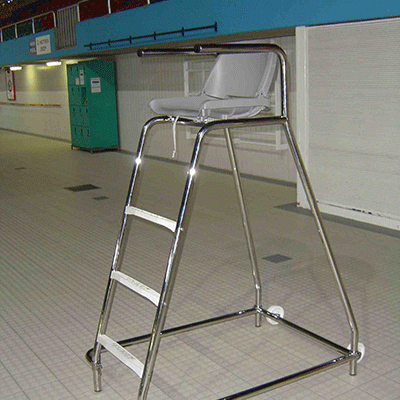 Aufsichtsstuhl für Bademeister am Beckenrand